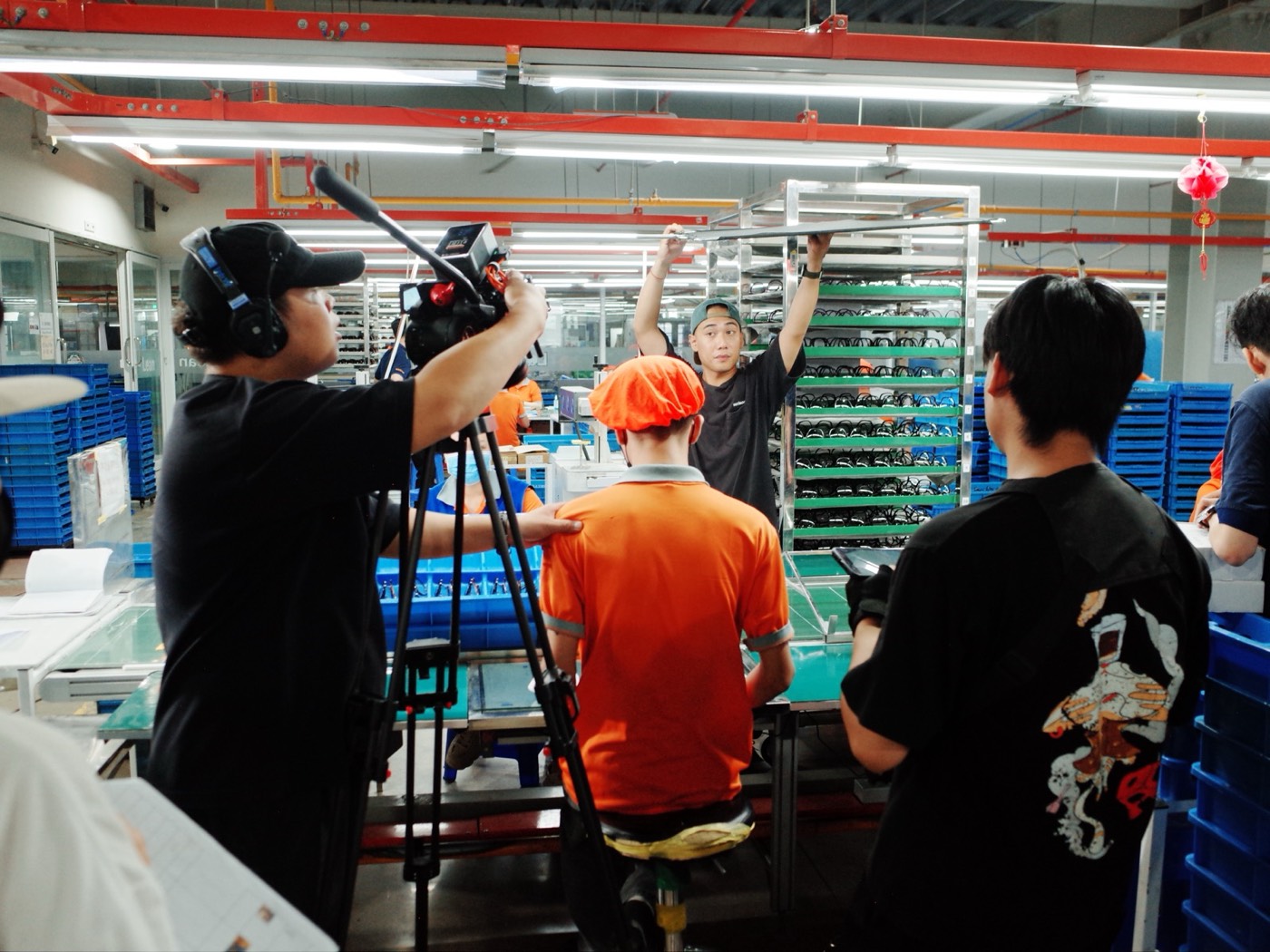 Quay tại nhà máy với ê-kíp nhiều người
