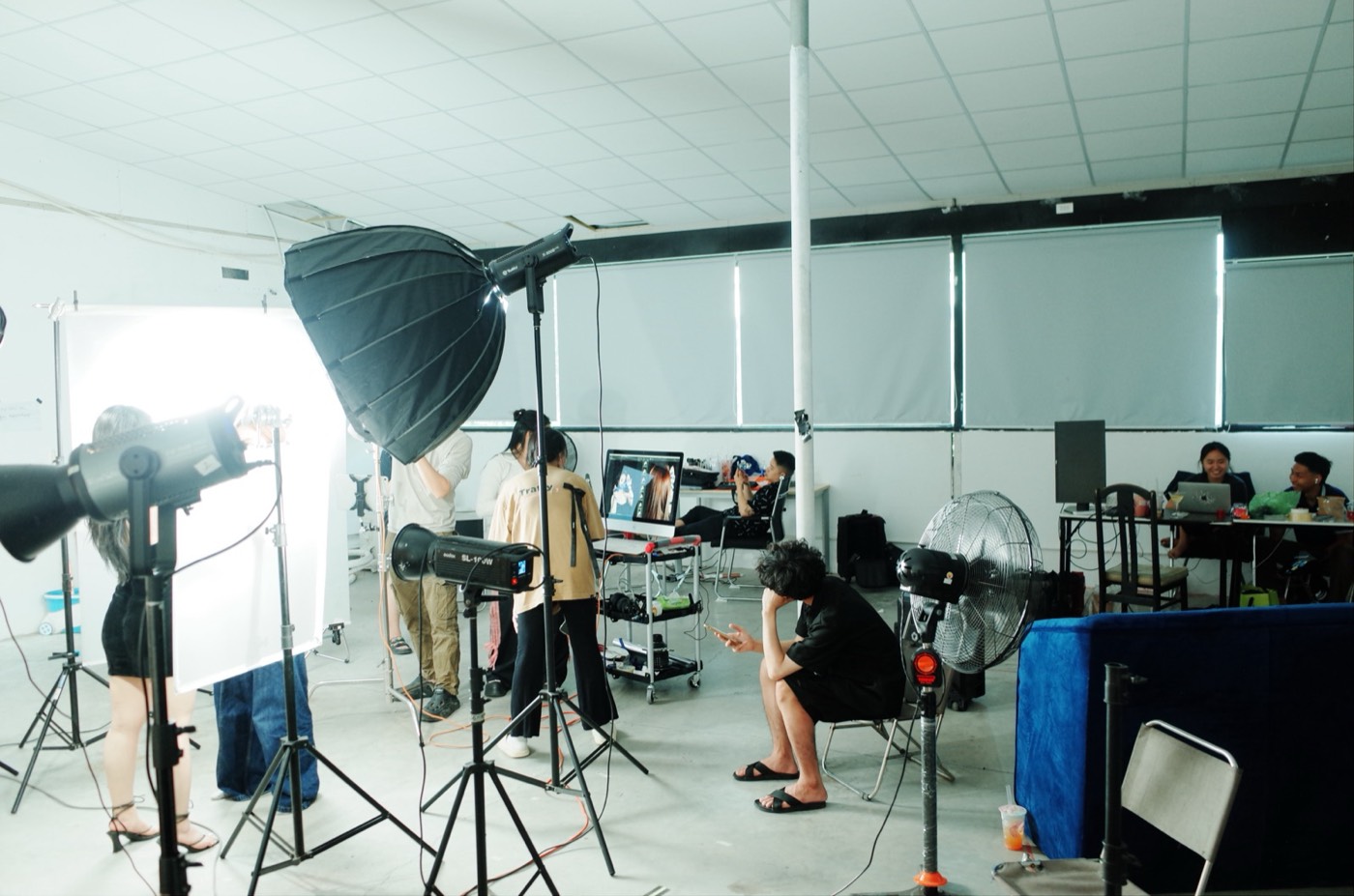 Studio lớn với nhiều đèn và monitor