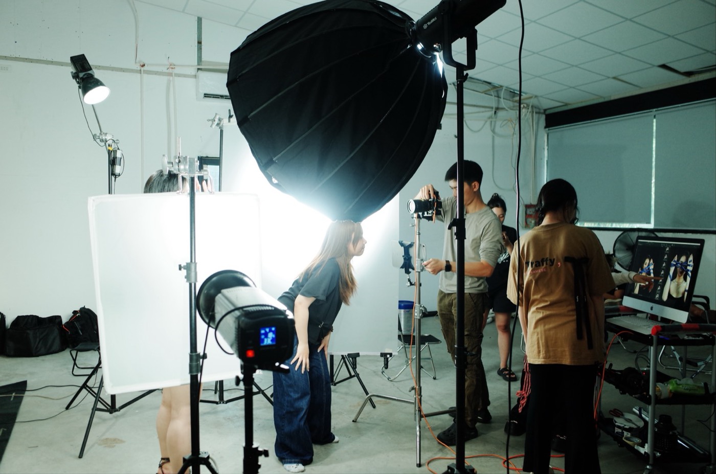 Studio quay với softbox lớn và ê-kíp đang làm việc